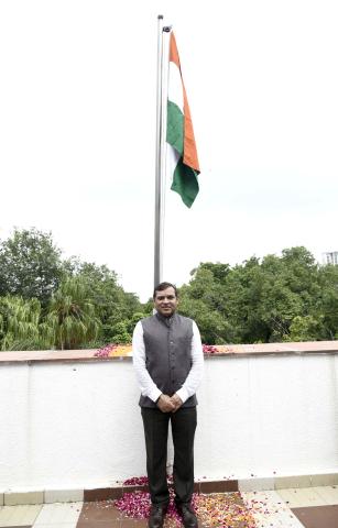 The Principal Director General, Press Information Bureau, Shri Dhirendra Ojha hoisting the National Flag (Tiranga)