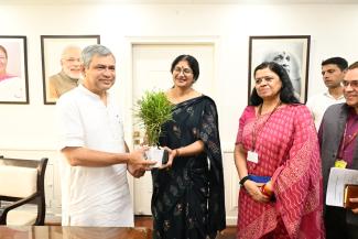 Shri Ashwini Vaishnaw being welcomed during his arrival for taking charge as the Union Minister of MIB